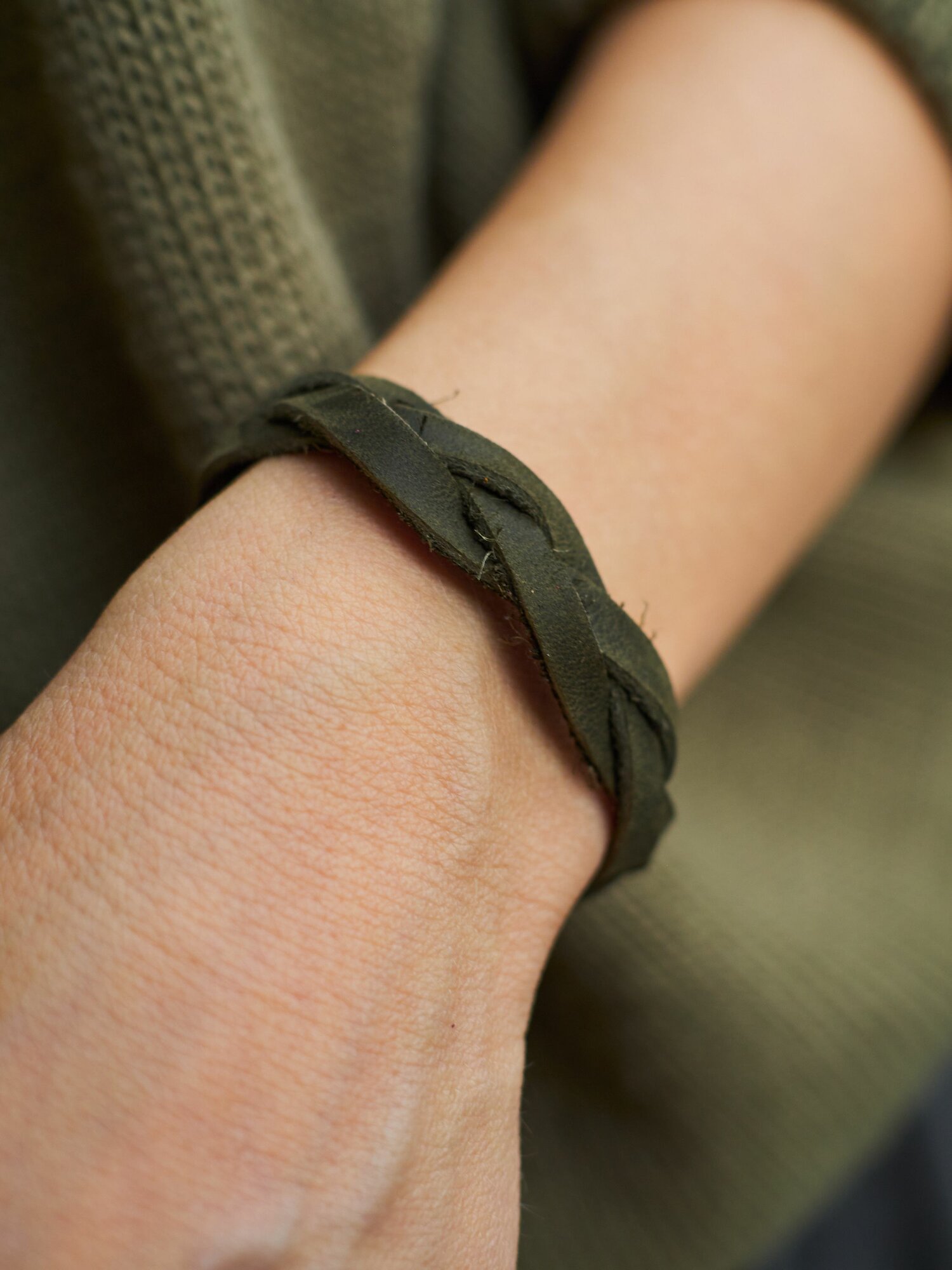 фото Браслет косичка кожаный_серый