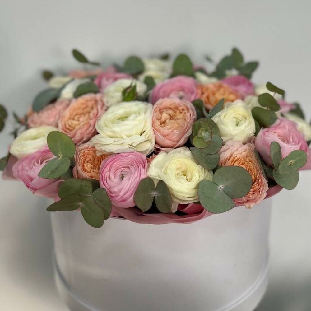 Букет из разноцветных Розы и ранункулюсов 30 цветов XXL коробка Protea-Студия Цветов