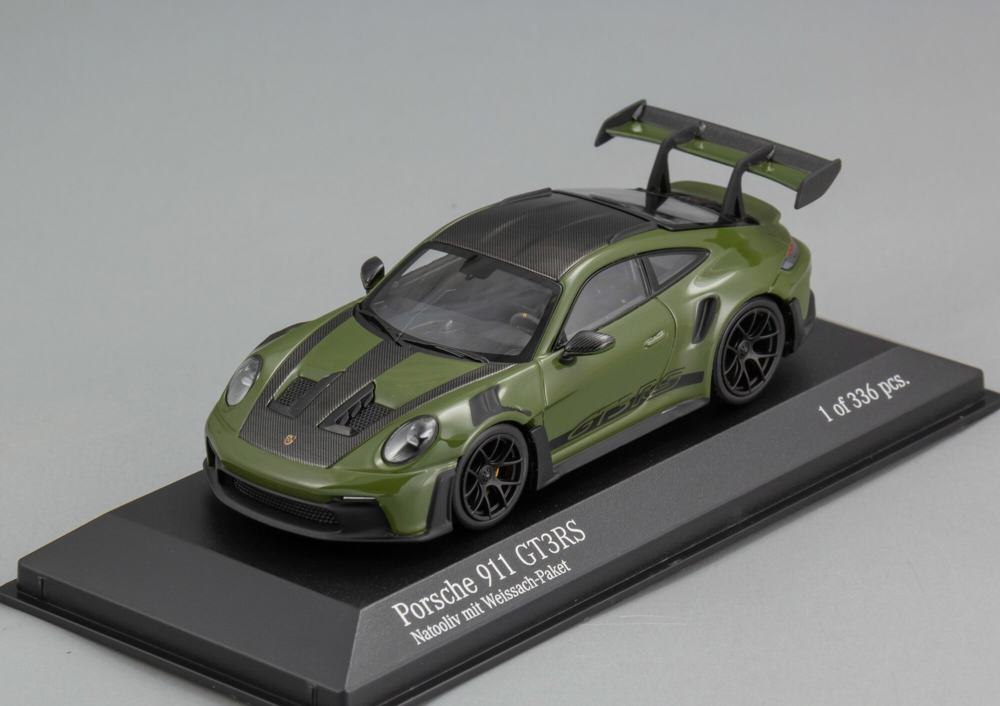 Коллекционная модель автомобиля Minichamps Porsche 911 (992) GT3RS - 2024, масштаб 1:43