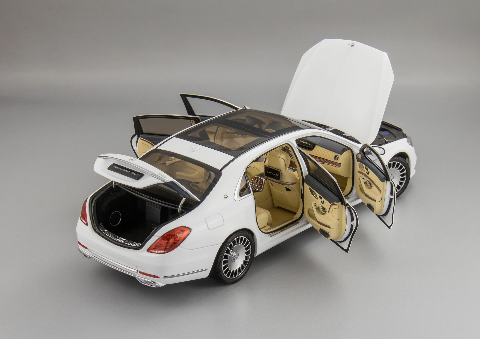 1:18 Mercedes-Benz S-Class Maybach - 2016, Коллекционная масштабная модель от Almost Real — фото 1
