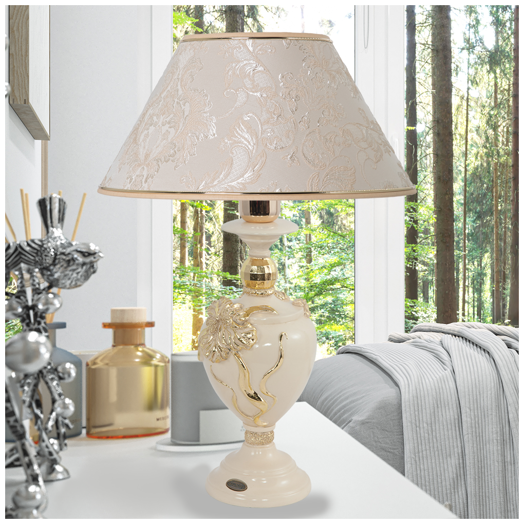 фото Настольная лампа Bogacho Флер де Лис бежевая с кремовым абажуром Каледония