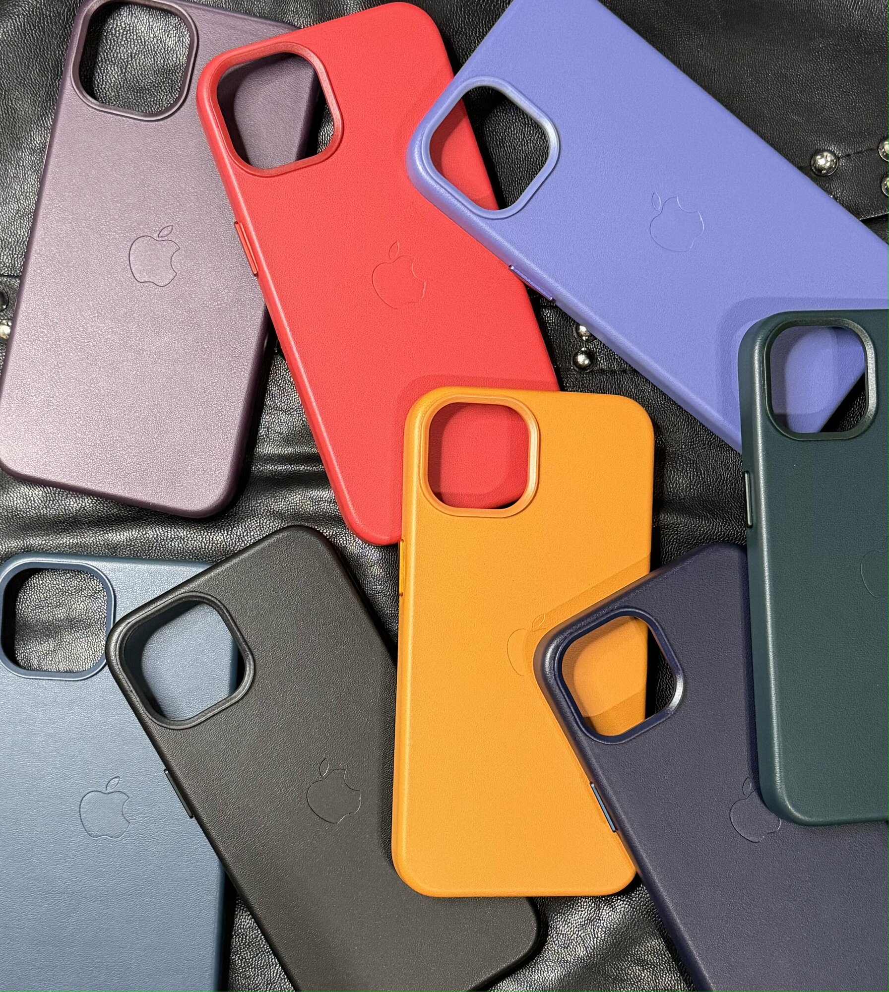 Чехол красный для IPhone 15 Leather Case с анимацией и функцией MagSafe — фото 1