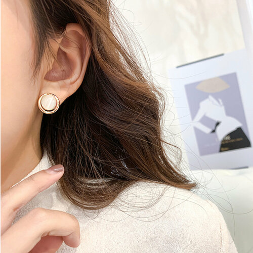 Серьги пусеты Стайл Групп перламутр синтетический размер 25 мм золотой 277₽