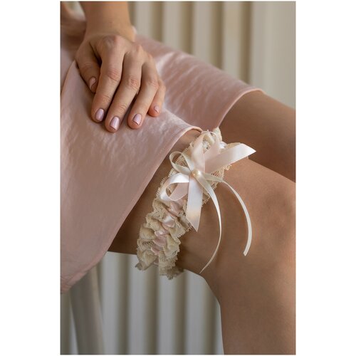 Свадебная подвязка для невесты на ногу из кружева айвори с атласным бантом розового цвета и перламутровой бусиной