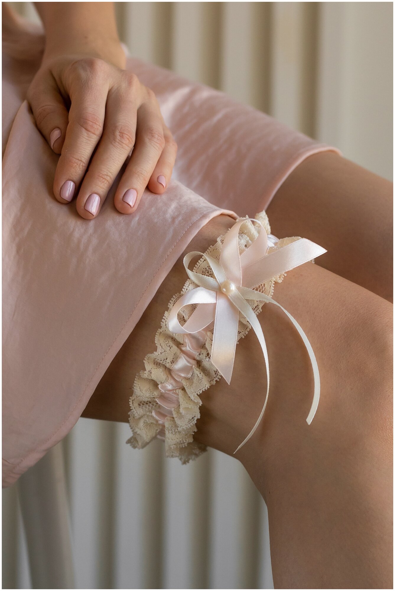 Кружевная подвязка на ноге невесты