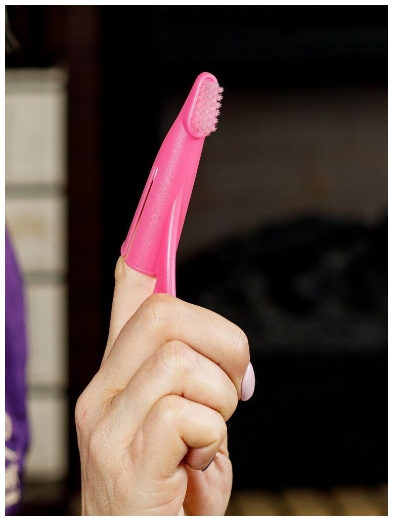 Зубная щетка для собак и кошек Japan Premium Pet анатомическая с ручкой для снятия налета, цвет розовый. - фотография № 3