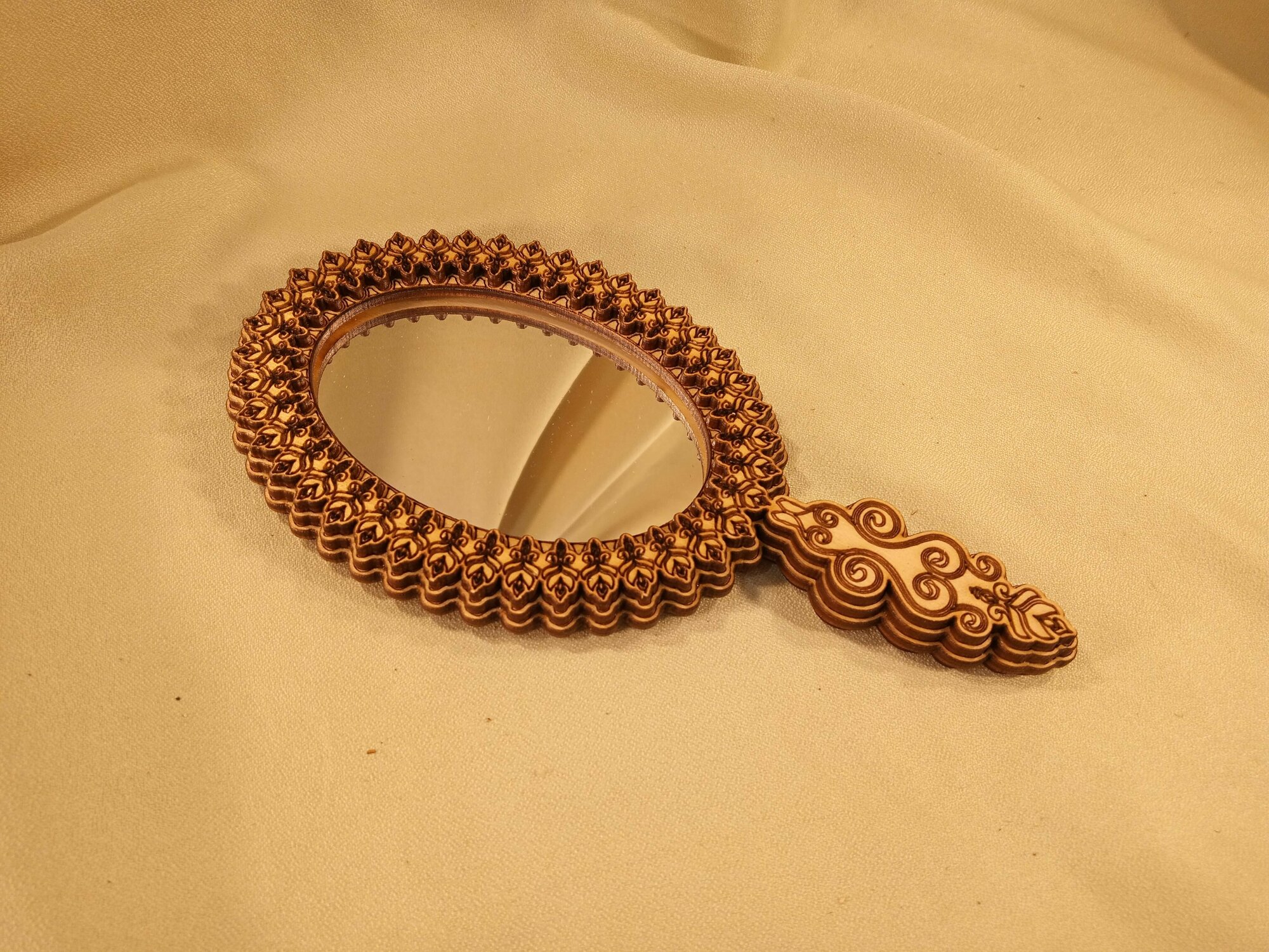 фото Зеркало овальное ручное среднее