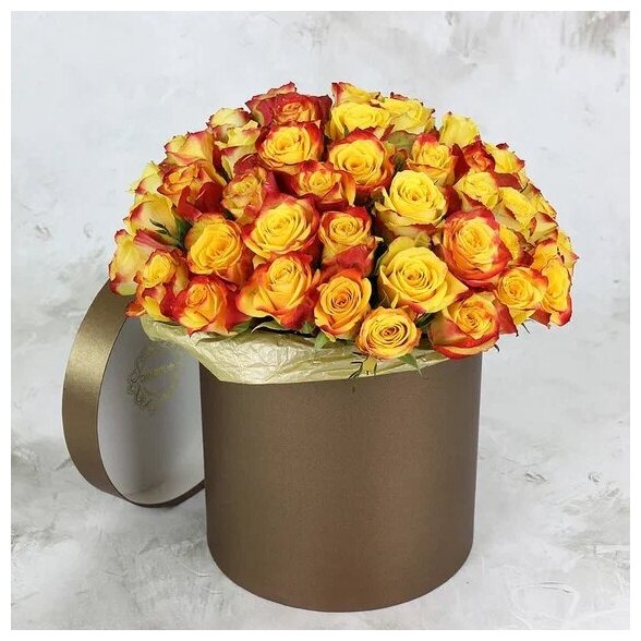 Букет из 51 желто-оранжевая роза в коробке 35см