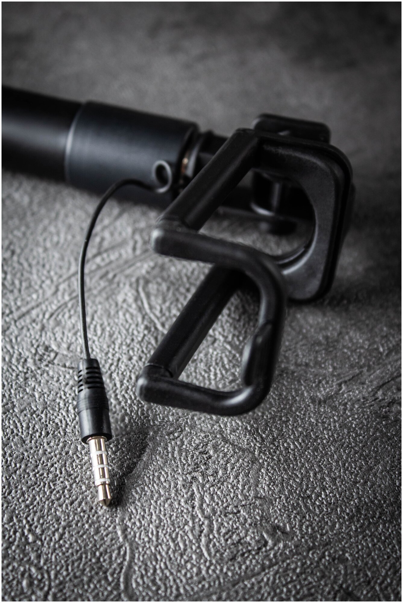 Монопод с встроенным AUX 35 кабелем AMFOX AMTR-11 атив стабилизатор для съемки фото и видео техника xiaomi селфи палка для телефона черный