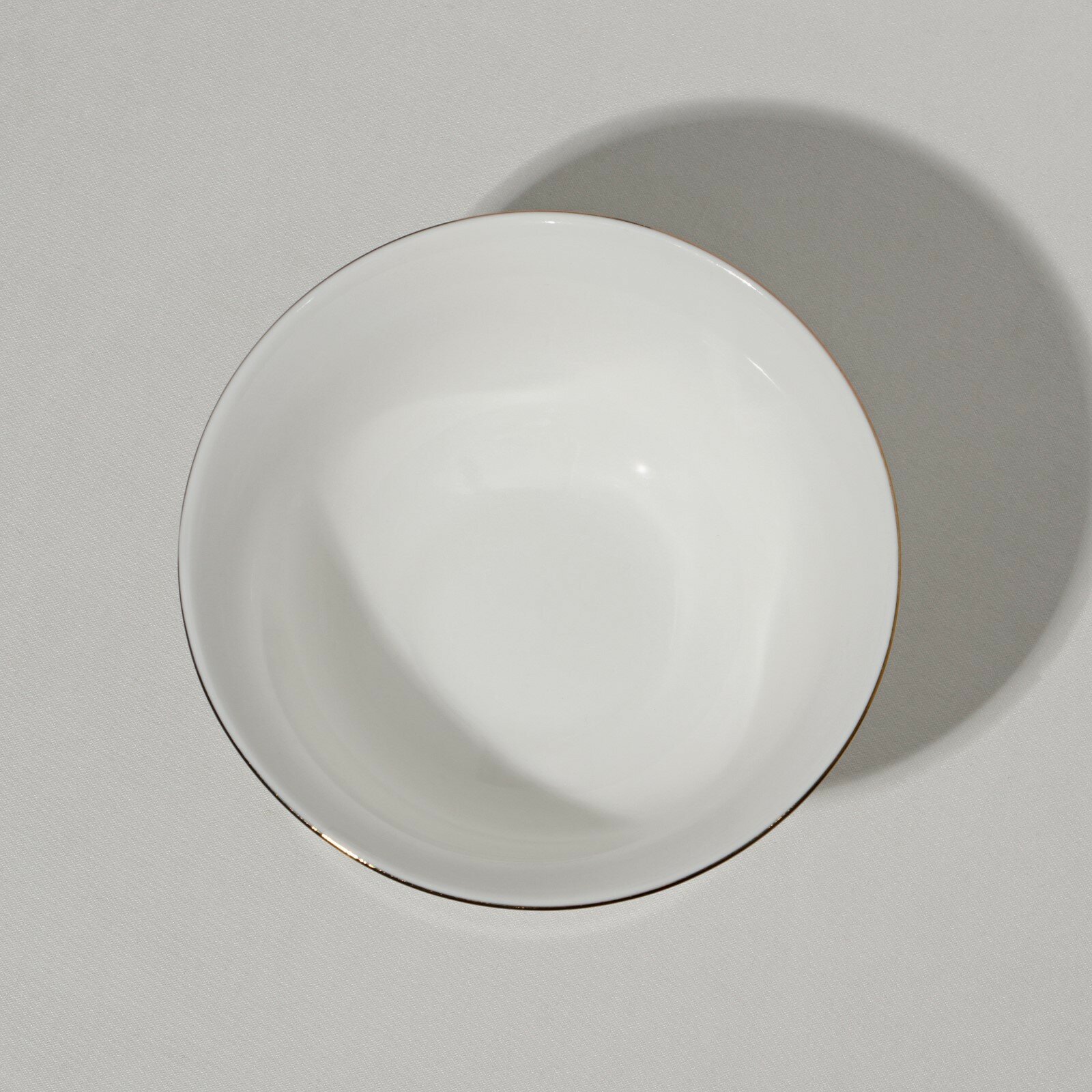 Миска фарфоровая SKYPHOS «Золотая линия» тарелка глубокая 300 мл цвет белый