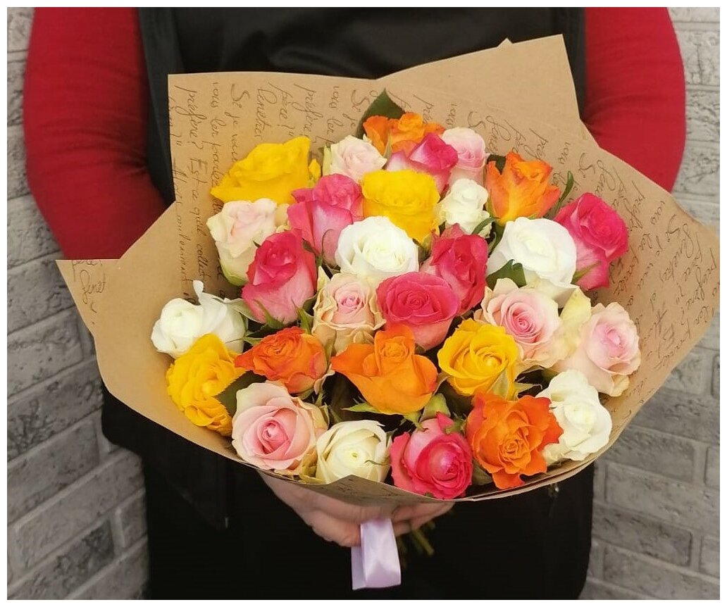 Букет из живых цветов 27 кенийских роз микс от Bestflo купить с доставкой