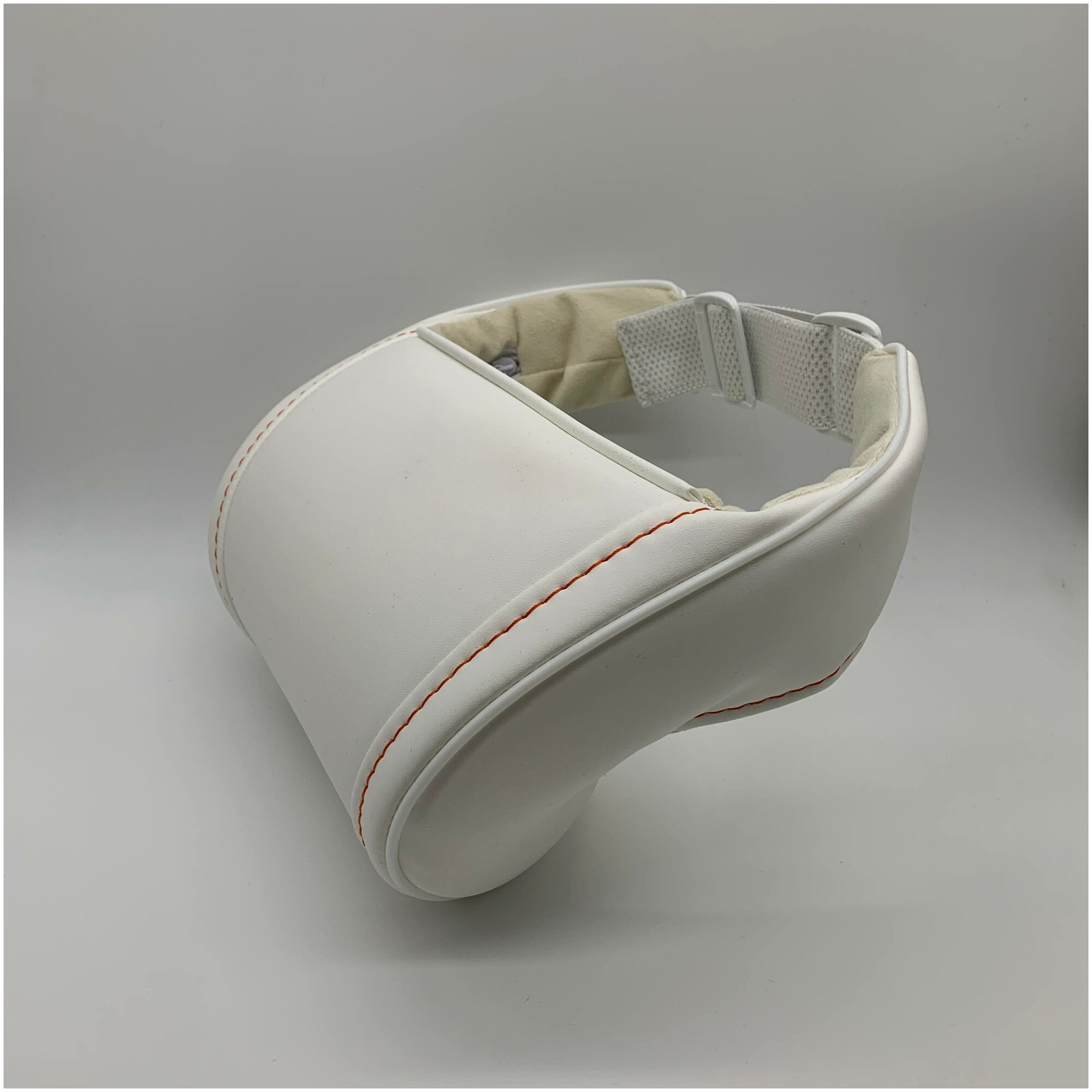 Белая автомобильная ортопедическая подушка для шеи на подголовник на сиденье. Оранжевая декоративная строчка. Экокожа премиум класса.