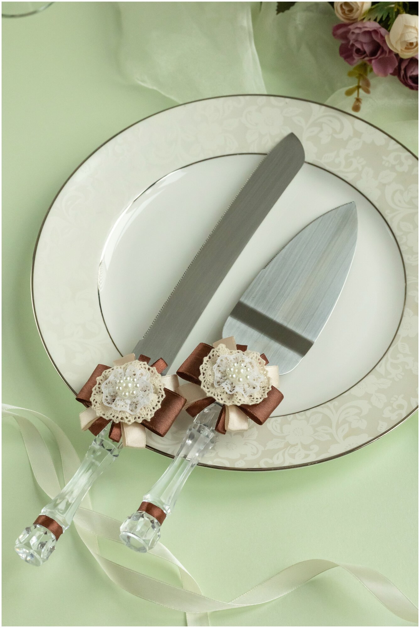 Приборы для свадебного торта "Винтаж" с декором из темного коричневого атласа, кремового кружева и жемчужных бусин (лопатка и нож)