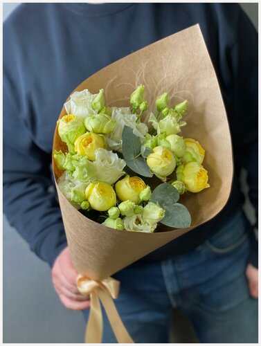 Изображение товара Букет An De An 090, авторская композиция из желтых роз, пионовых роз и эустом, 45см