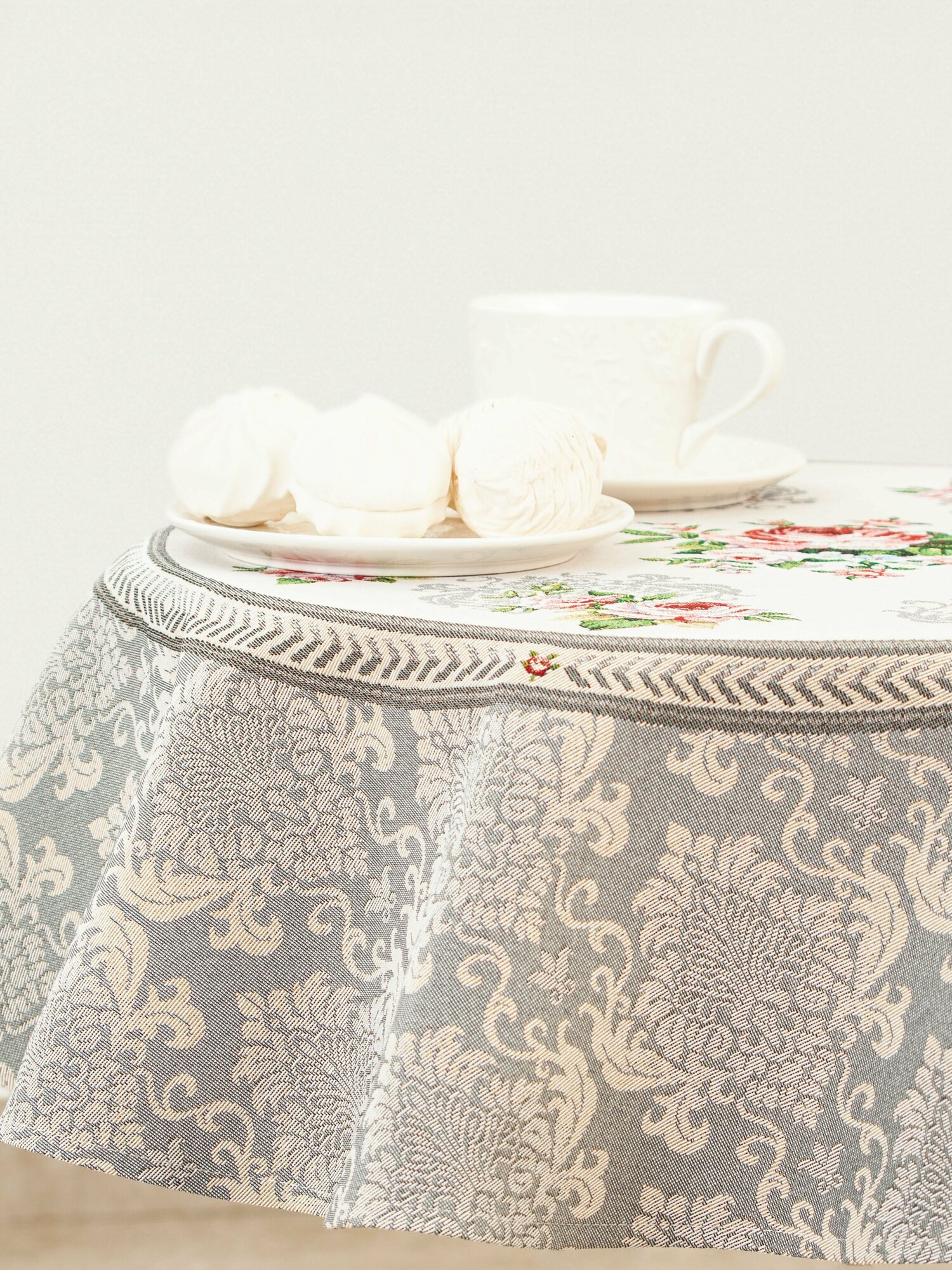 фото Скатерть Le Gobelin Розы Дамаск цветы круглая диаметр 93 см подгиб