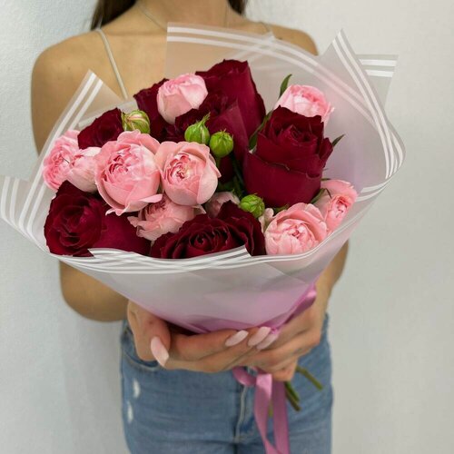 Изображение товара Красные розы и пионовидные кустовые розы в букете Бархатный поцелуй