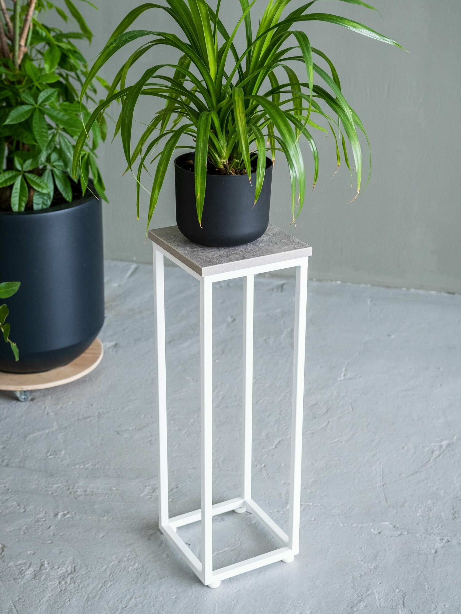 фото Подставка для цветов напольная металлическая лофт 60см белая, бетон