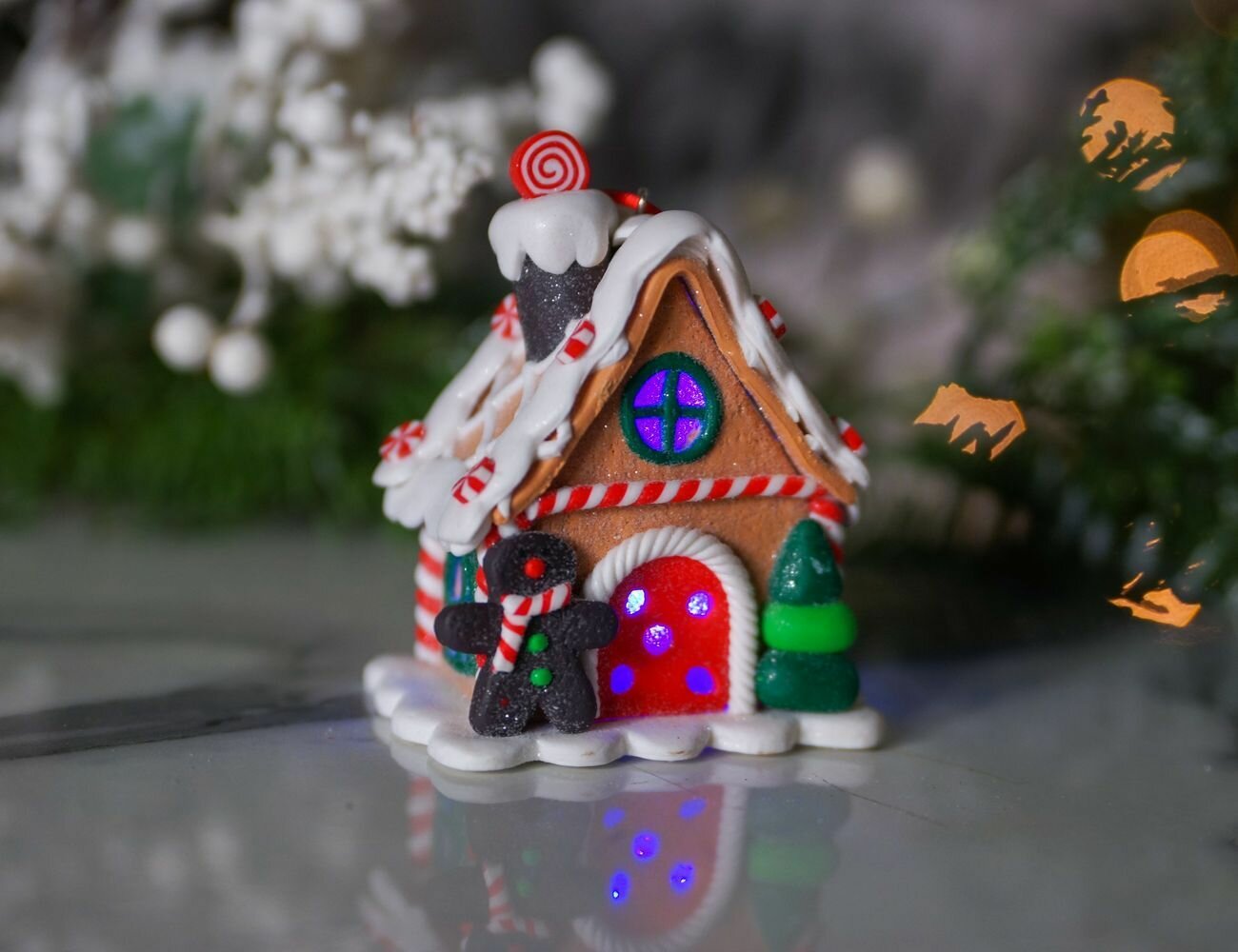 Светящаяся ёлочная игрушка имбирно-медовый домик (пряничный человечек в шарфике), полистоун, 10 см, EDG 683953-74-3