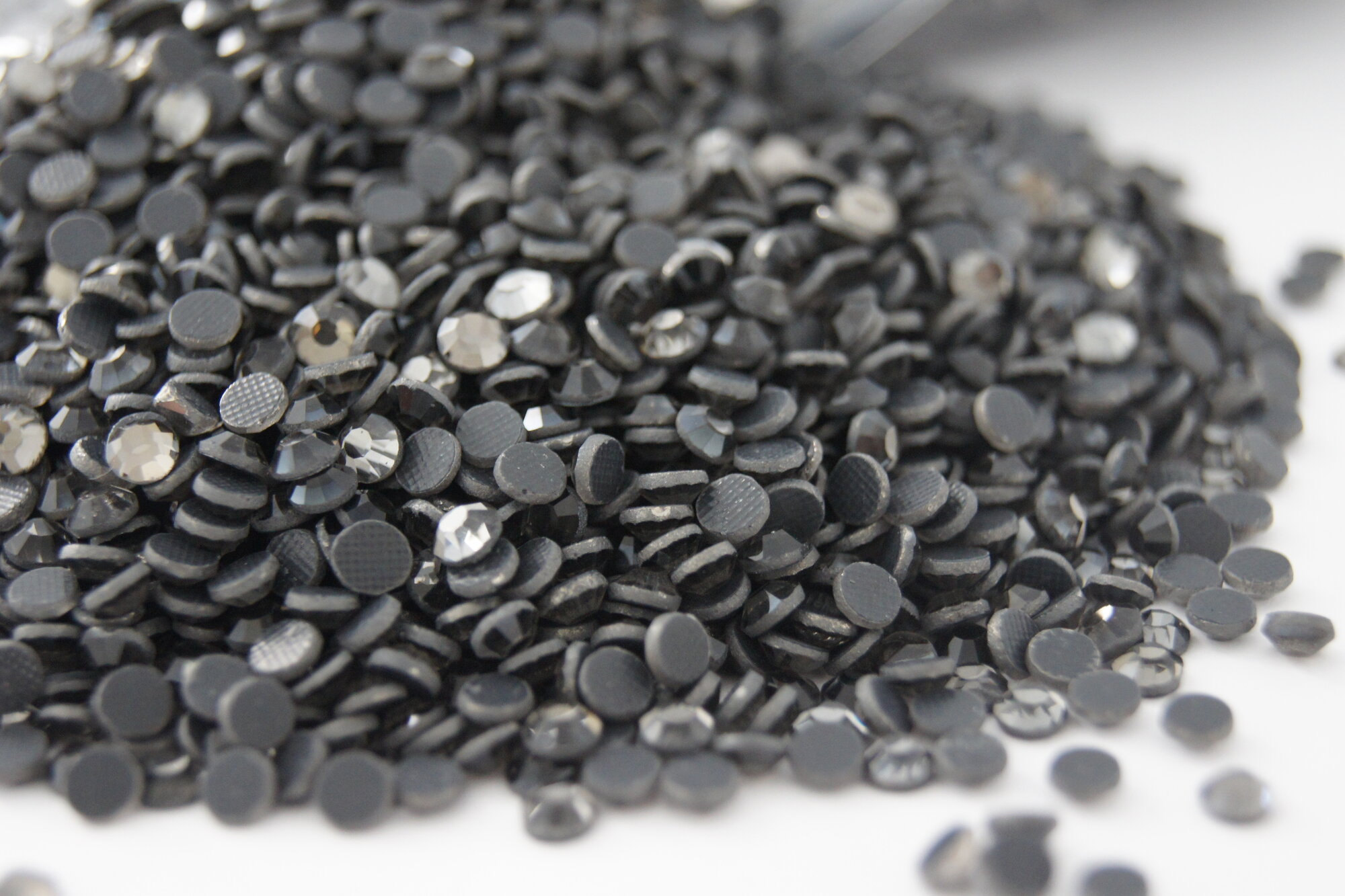 Стразы ss16 термоклеевые 4 мм 10гр. горячей фиксации, цв. 215 серый