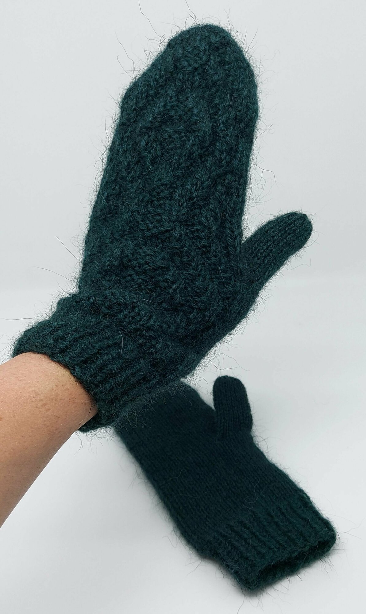 фото Варежки пуховые Деревня, темно-зеленый