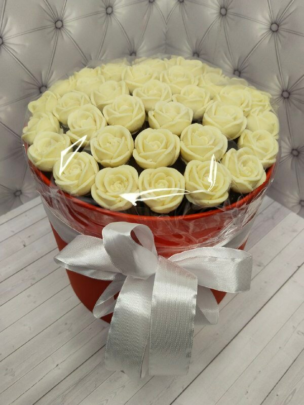 Букет из белых шоколадных роз в шляпной коробке подарок на день рождения, юбилей, учителю, маме , новый год, мужу, на свадьбу