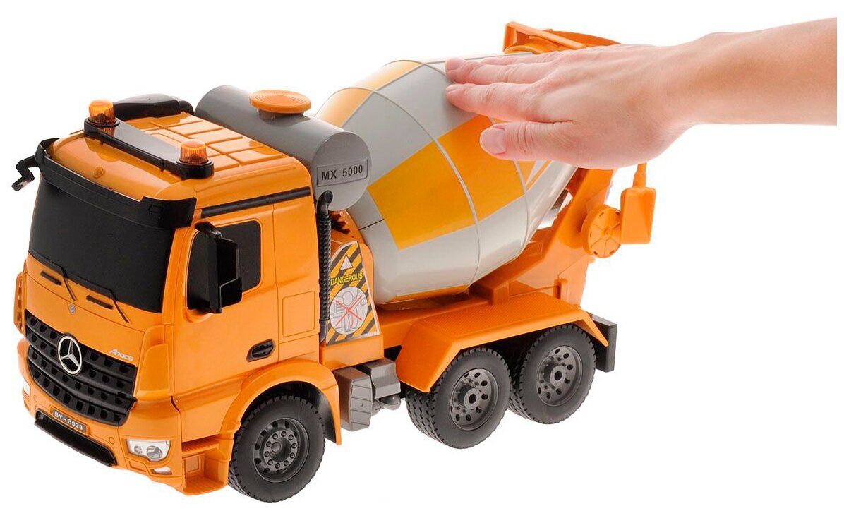 Бетономешалка Mercedez-Benz 1:20 на РУ (свет,звук) в коробке вращение цистерны E528-003 Double Egle - фото №5
