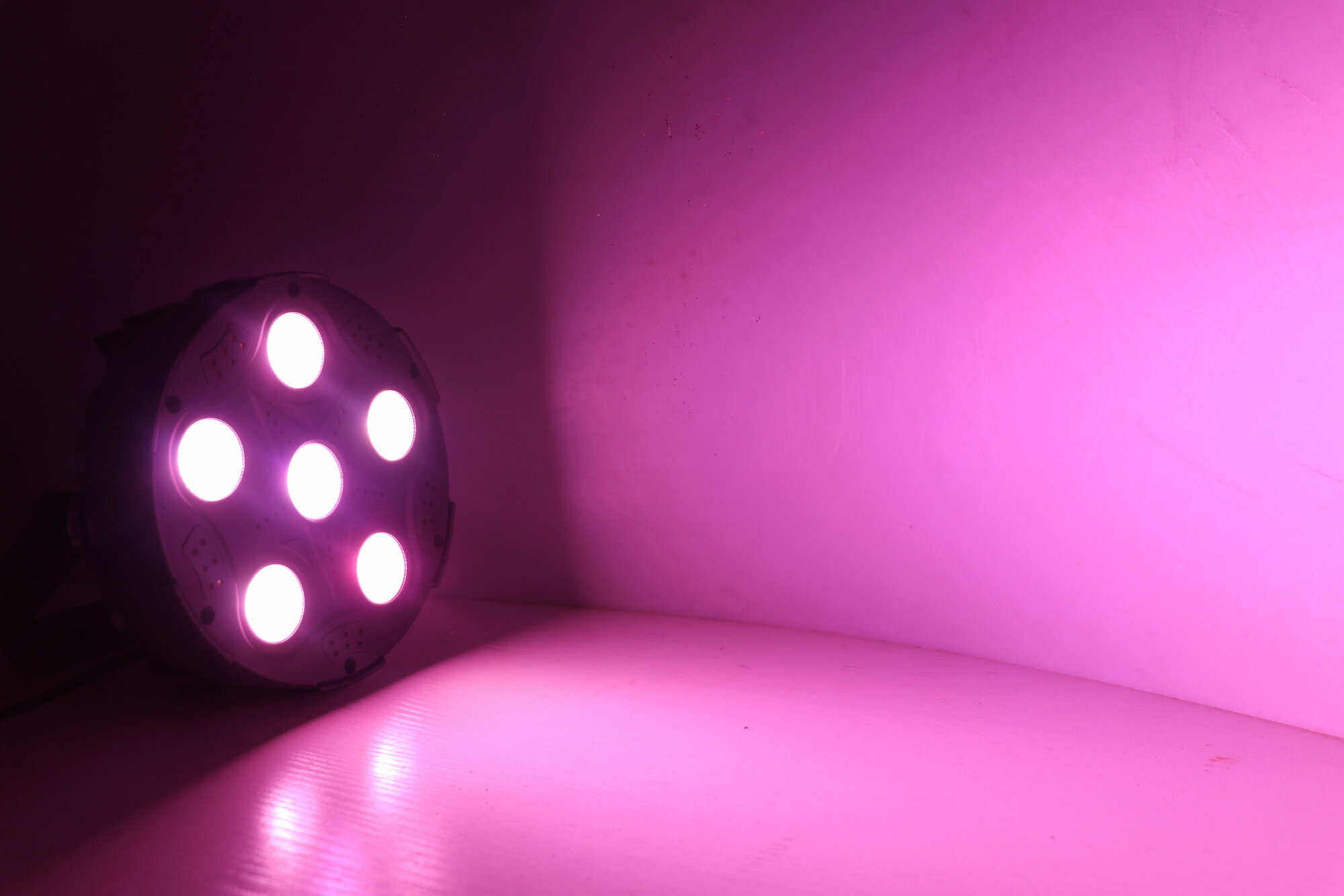 LED PAR 6 RGBW IR -Яркий и компактный бюджетный прожектор с пультом ДУ