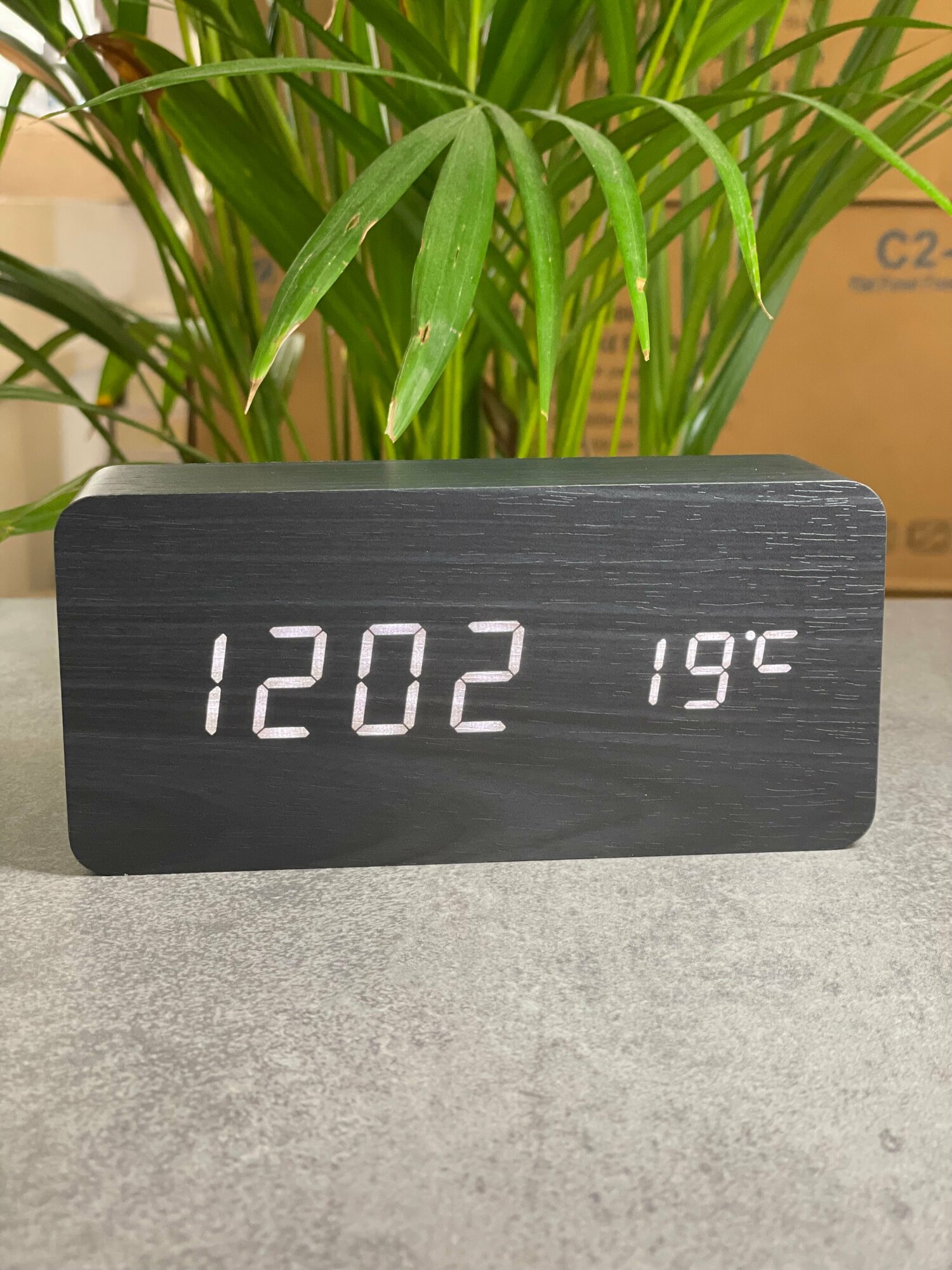 фото Часы настольные электронные от сети, под дерево