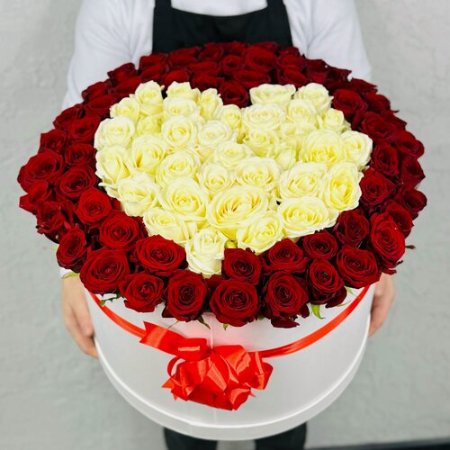 Изображение товара Композиция в коробке Rybe-Flowers "Сердце", 101 роза, красная и белая, XL