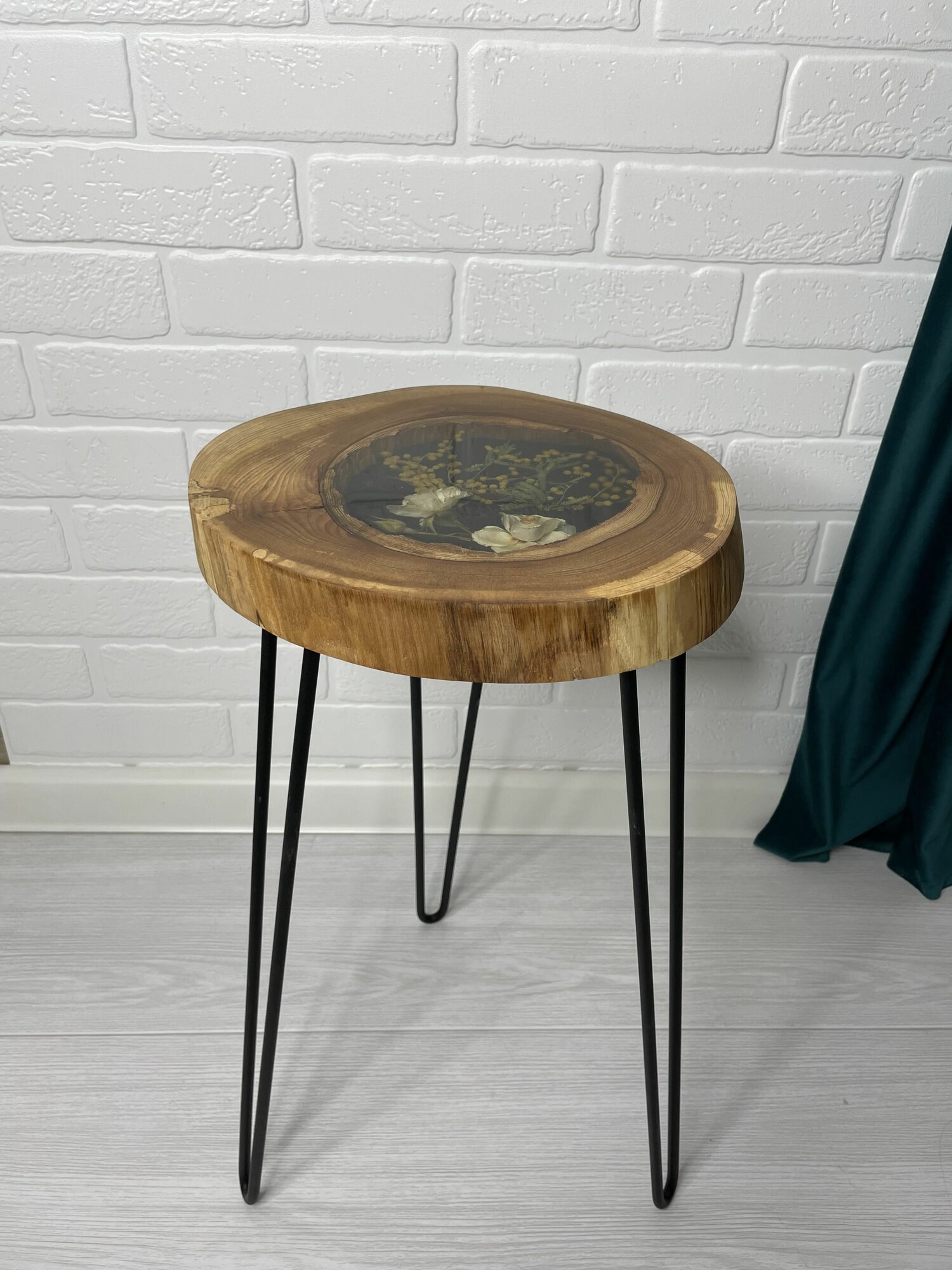 фото Журнальный столик M. Arty с эпоксидной смолой и цветами (роза и мимоза)