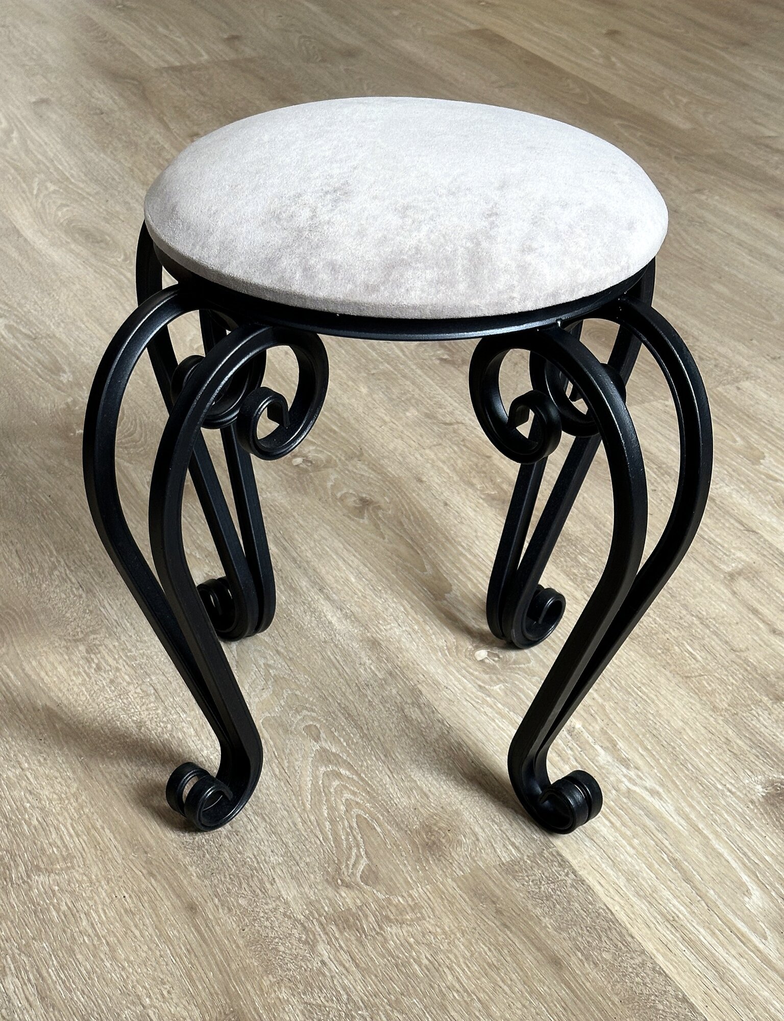 фото Пуфик "Бохо", металлический пуфик с мягким сиденьем в гостиную, офис, прихожую, на дачу, балкона, макияжного столика, спальни, кухни, кабинета