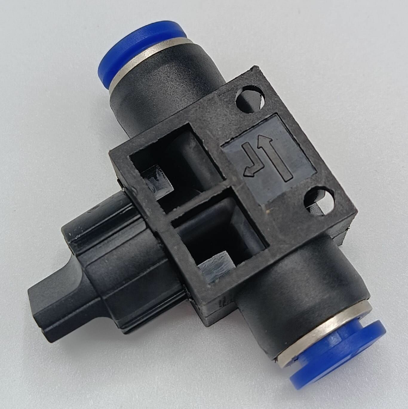 Соединитель С краном пластиковый прямой трубки ПВХ 8 мм