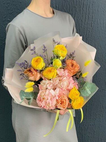 Изображение товара Букет живых цветов из гортензии, розы, кустовые розы и ароматный эвкалипт в дизайнерской упаковке.