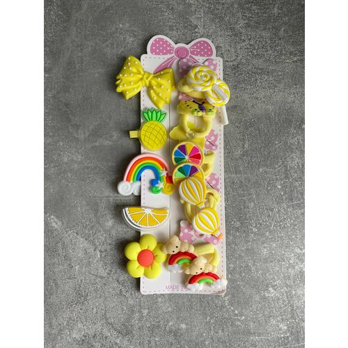 Набор разноцветных резинок и заколок для девочек.