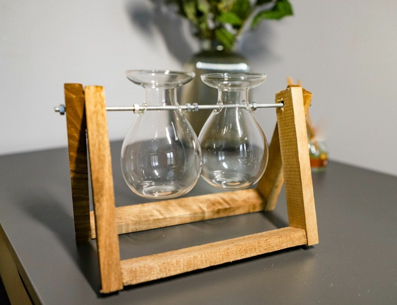 Набор стеклянных мини-ваз на деревянной подставке, 22х17 см, 2 шт, Edelman