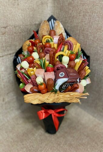 Изображение товара Мужской съедобный букет №8 / Букет из колбасы и сыра (BuketOnline)