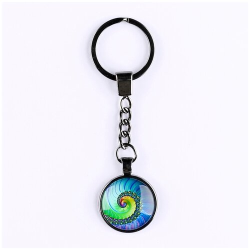 фото Брелок darifly цвета титан с большим кольцом для ключей, цепью и круглым рисунком "абстрактная разноцветная зелёно-синяя спираль"