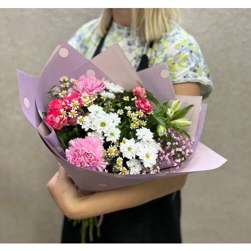 Букет цветов с кустовыми ромашками и сантини в дизайнерской упкавке