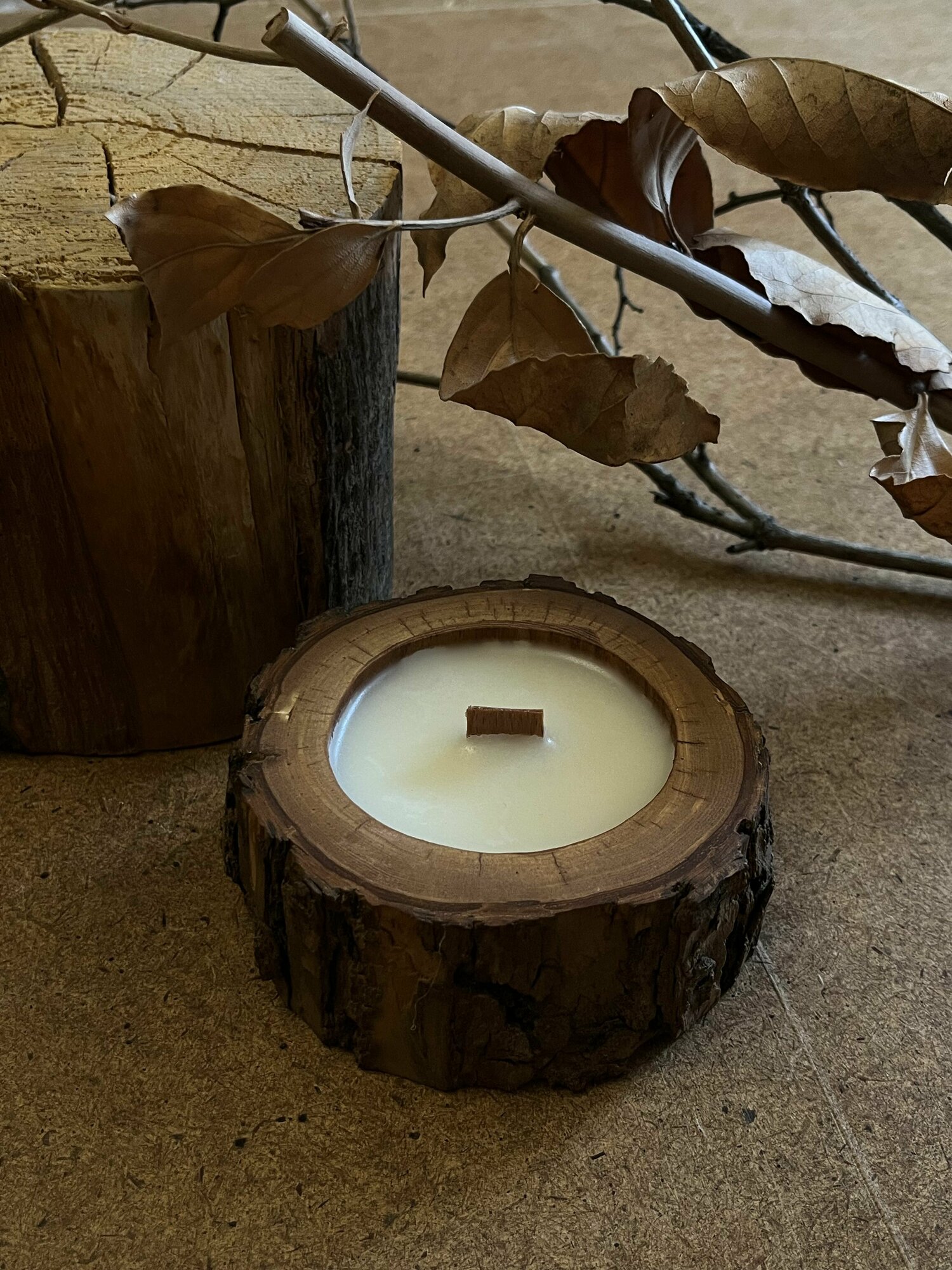 Свеча ароматическая в дереве круглая с деревянным фитилем "Трескучий дух"