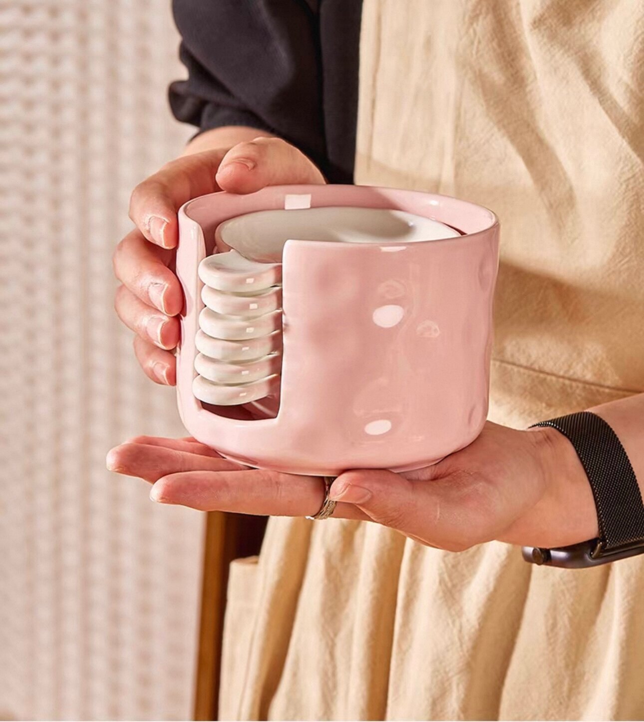 Соусница - это изящная керамическая посуда одноразового использования. Она станет незаменимым помощником на вашем столе, будь то повседневный обед или праздничный ужин.