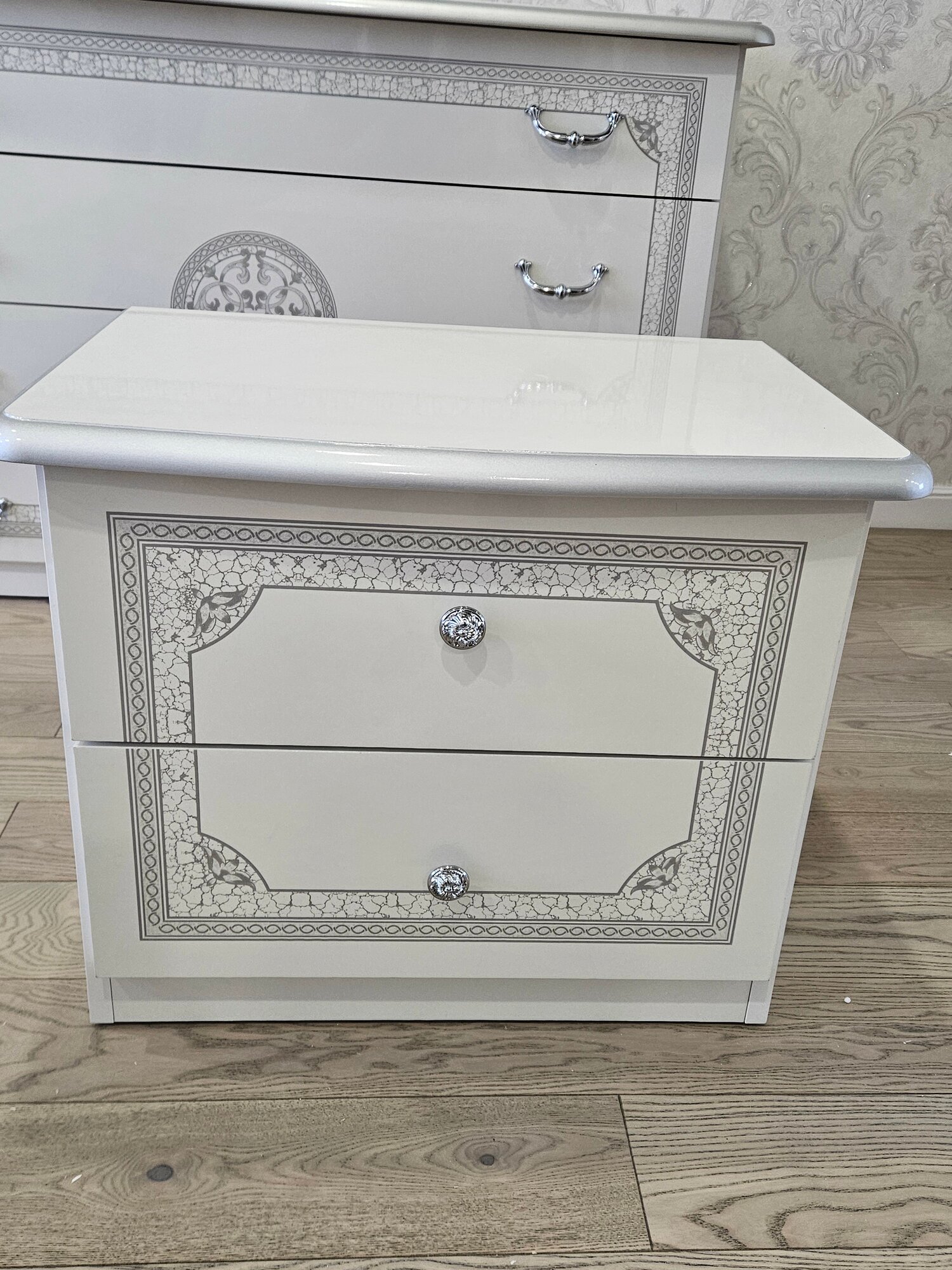 Тумба прикроватная Грация, цвет белое /серебро глянец, фабрики Диа Мебель, Россия.