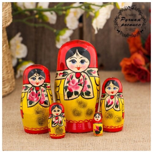 фото Матрёшка «платочек», красный платок, 5 кукольная, 10 см 1305705 сима-ленд