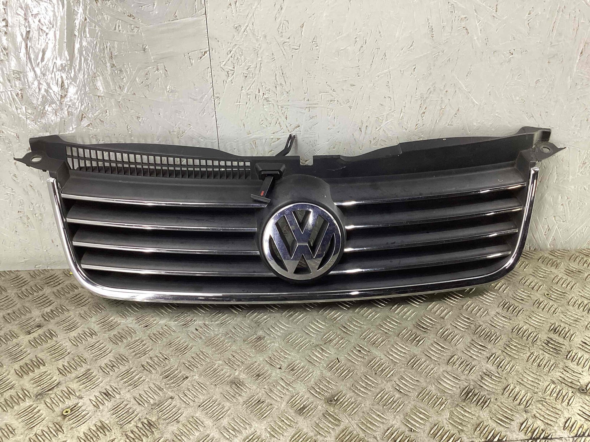 Решетка радиатора Volkswagen Passat 5 3BD853651