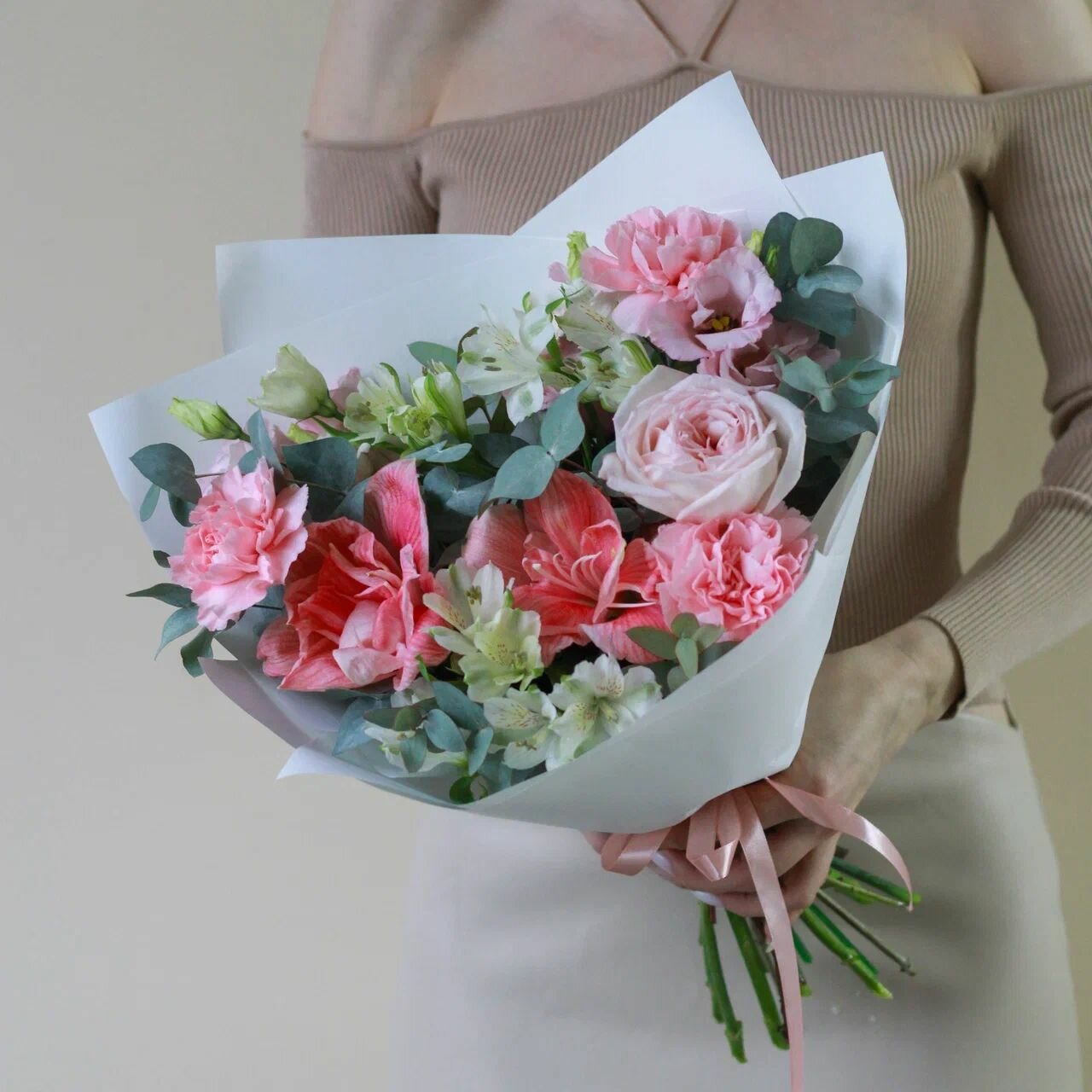 Авторский букет с розовым амариллисом и эвкалиптом. Букет 920 Flowering Palm