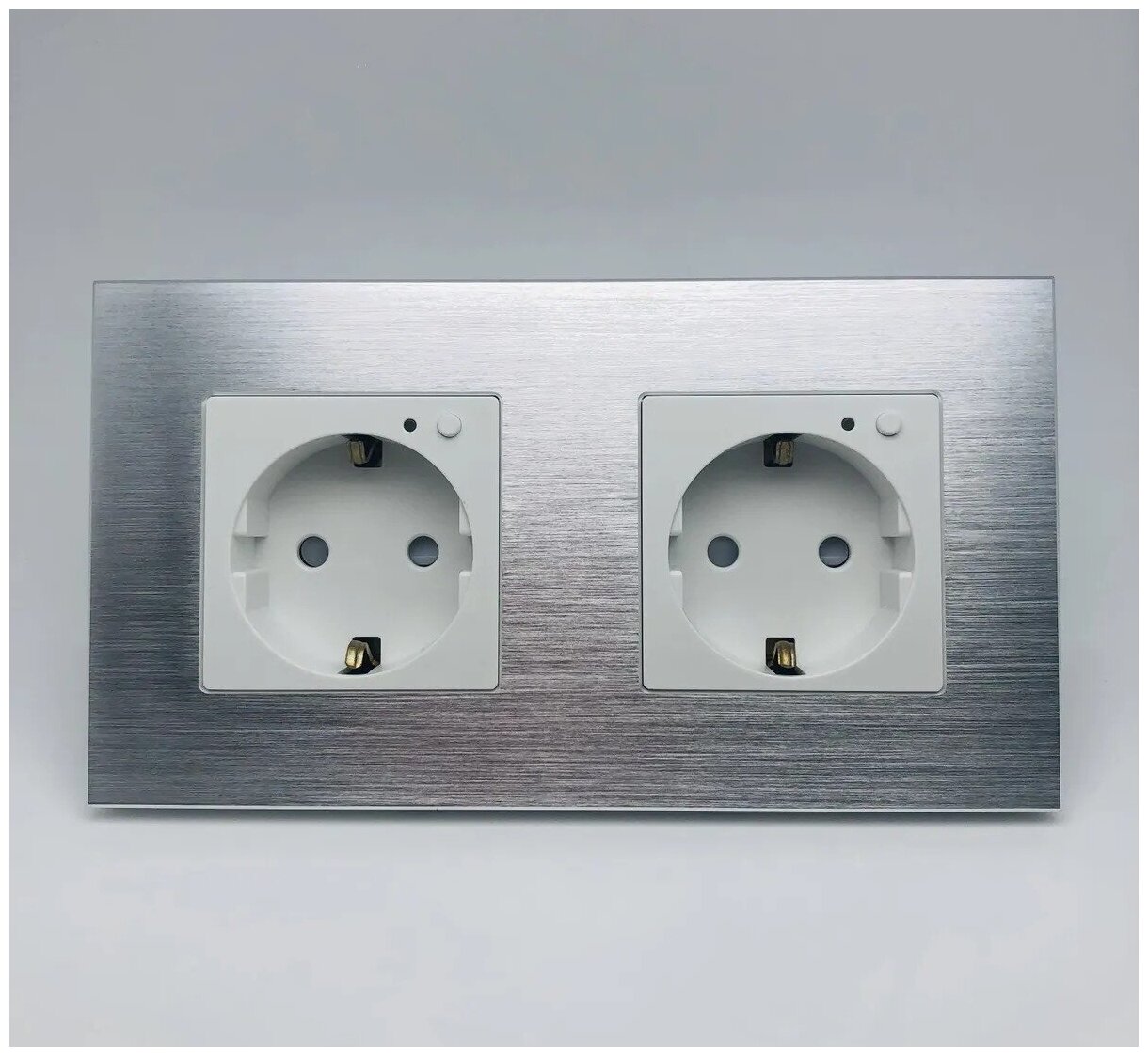 фото Умная двойная встраиваемая розетка для Алисы на 16А металлическая серебренного цвета