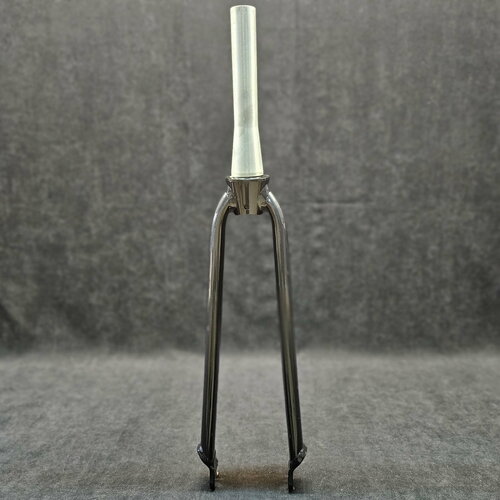 Жесткая алюминиевая вилка Format 700С 28 под дисковый тормоз IS QR конусный шток 185 мм темно-серая глянцевая 3500₽