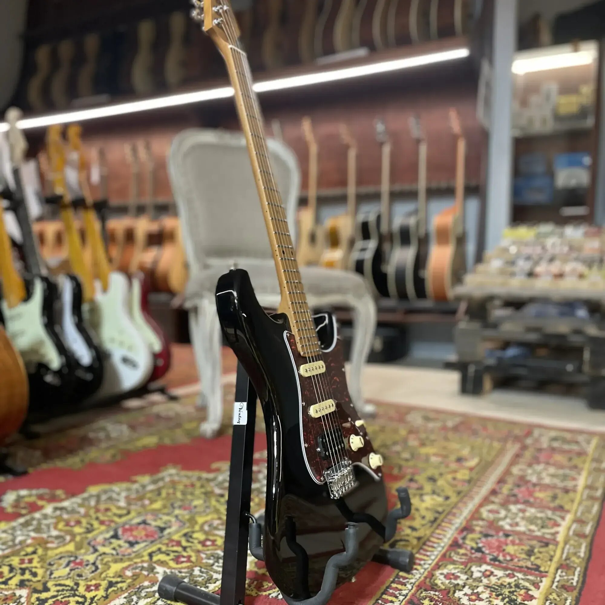 Электрогитара JET Guitars JS-400 Stratocaster HSS Maple FB Black — фото 1