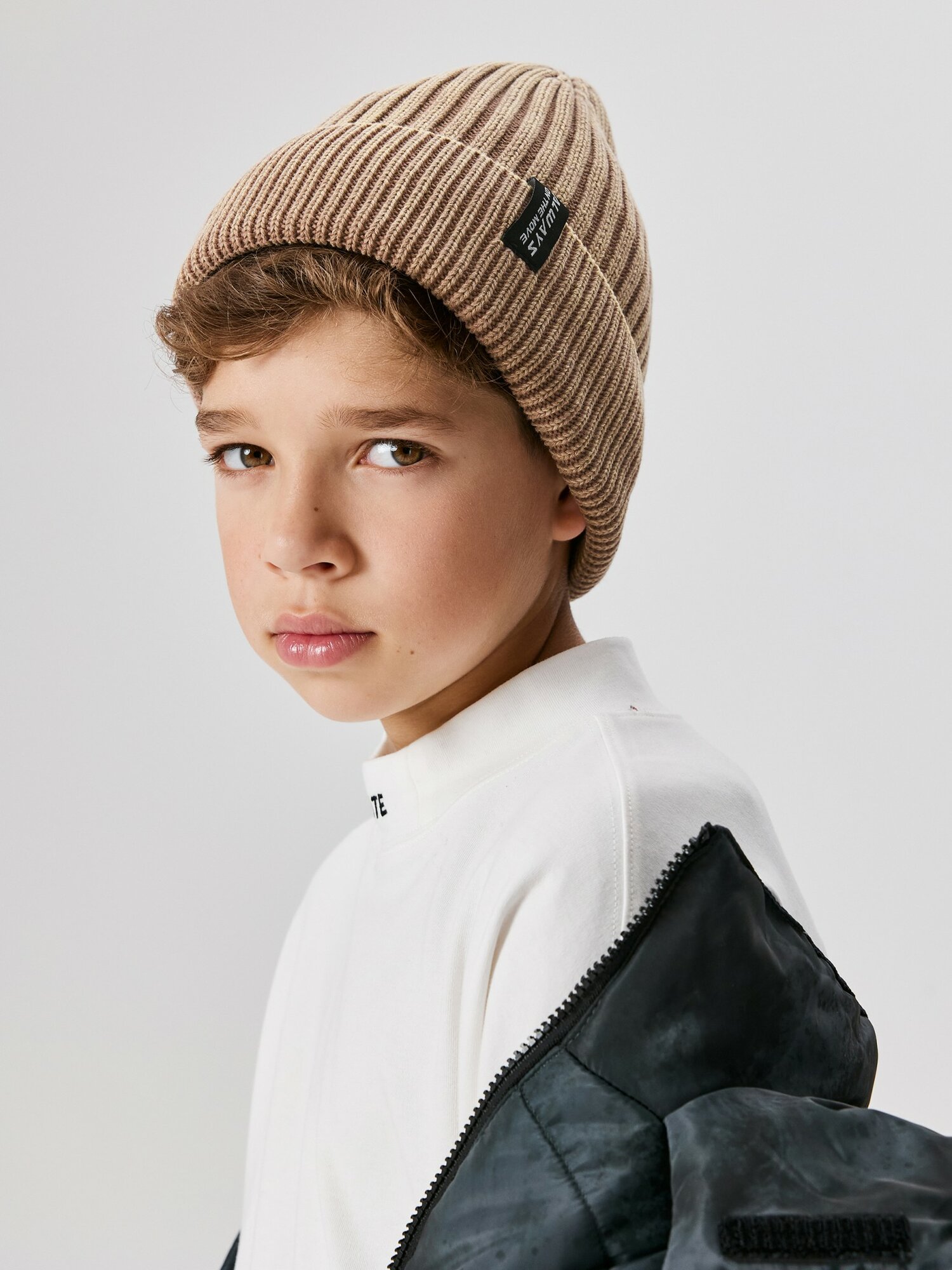 Шапка Acoola для мальчиков размер 53-54 бежевый