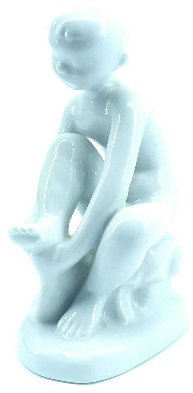 Статуэтка фарфоровая "Мальчик с полотенцем" — фото 1