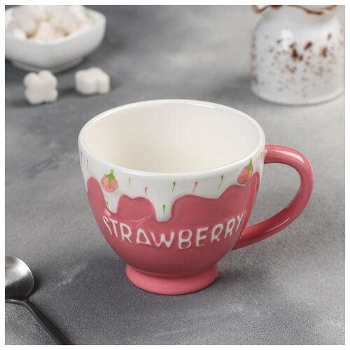 фото Кружка "клубничка" 420 мл, 13,5х10х9 см 5090230 сима-ленд